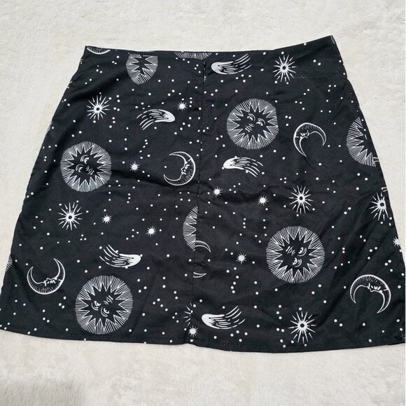 🆑 Shein Womens Mini Skirt Black White Celestial Sun Moon Star Print Polyester M - Picture 4 of 6
